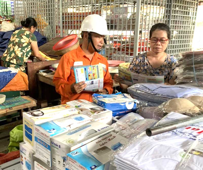 EVNCPC tuyên truyền về an toàn điện cho tiểu thương chợ Đông Ba, Huế. Ảnh: Ngọc Thạch.