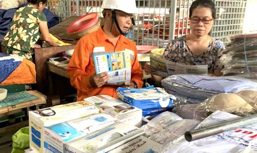 EVNCPC tuyên truyền về an toàn điện cho tiểu thương chợ Đông Ba, Huế. Ảnh: Ngọc Thạch.