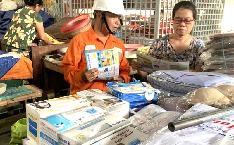 EVNCPC tuyên truyền về an toàn điện cho tiểu thương chợ Đông Ba, Huế. Ảnh: Ngọc Thạch.