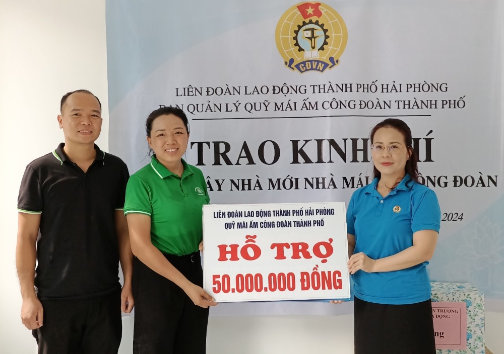 LĐLĐ TP Hải Phòng trao kinh phí hỗ trợ nhà mái ấm công đoàn cho nữ giáo viên mầm non. Ảnh: Mai Dung