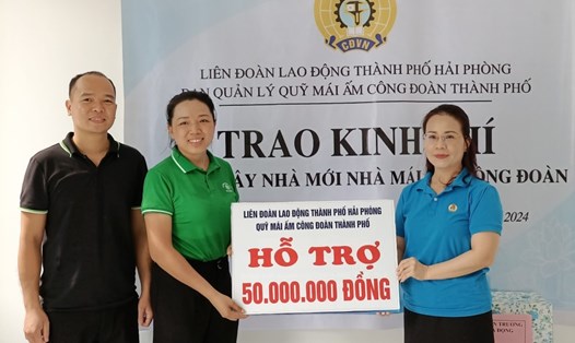 LĐLĐ TP Hải Phòng trao kinh phí hỗ trợ nhà mái ấm công đoàn cho nữ giáo viên mầm non. Ảnh: Mai Dung