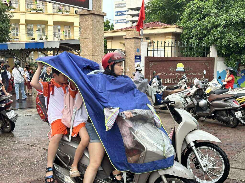 Hearing the weather forecast that Hanoi would have heavy rain, many parents rushed to pick up their children early. Photo: Tuan Anh.