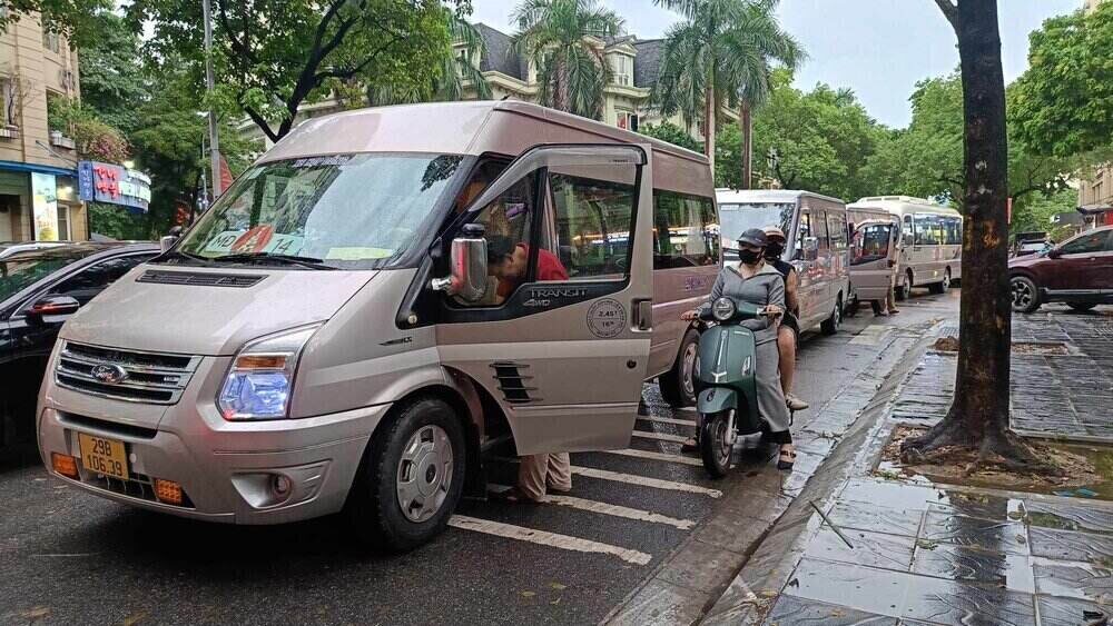 School buses crowded together causing traffic jam on Tran Van Lai Street (Nam Tu Liem, Hanoi). Photo: Hai Danh