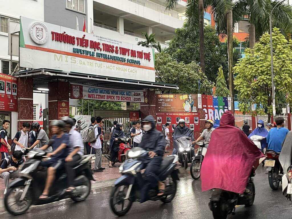 At Da Tri Tue Primary, Secondary and High School, many students also waited at the school gate for their parents to pick them up. Photo: Thuy Linh