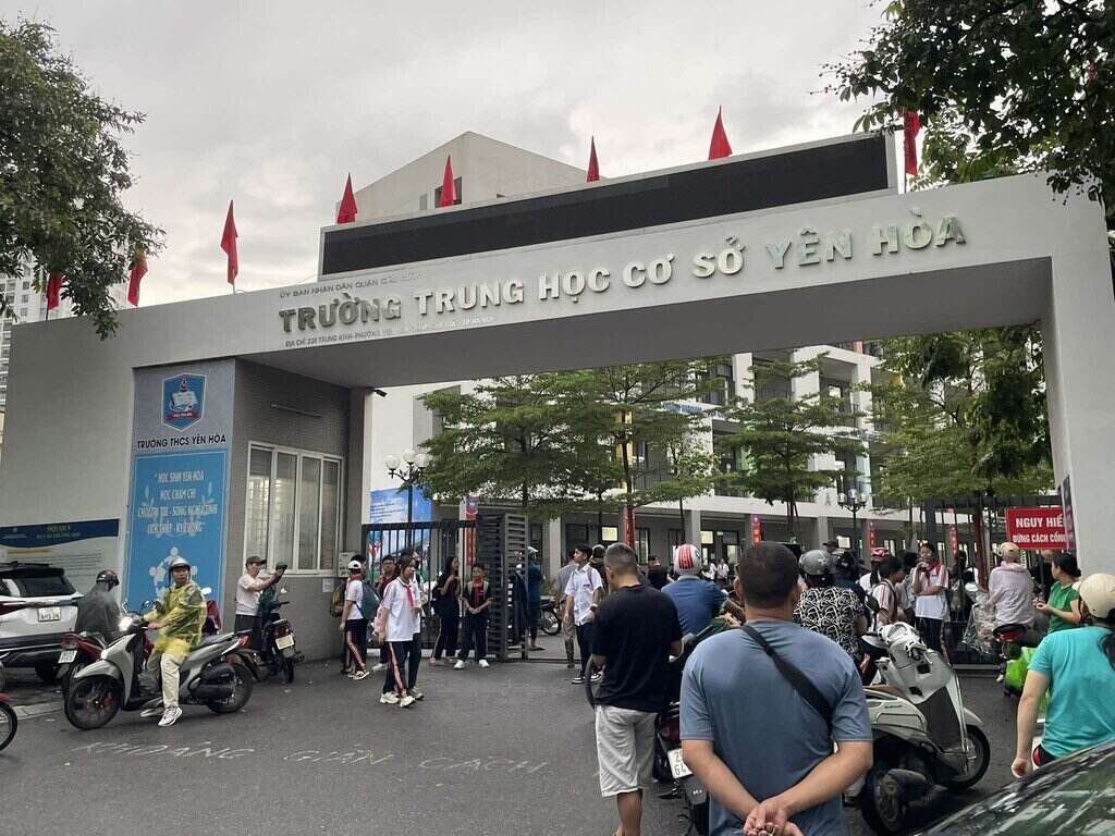 At Yen Hoa Secondary School, students still go home on time. Many parents try to arrange their work to pick up their children as early as possible. Photo: Tuan Anh