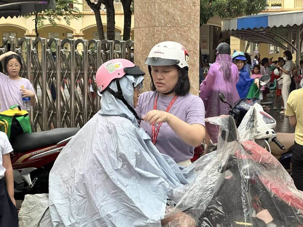 Ms. Vu Phuong Ha (Yen Hoa Ward, Cau Giay, Hanoi) said that the teacher contacted the family to pick up their child early. On normal days, they can pick up their child from 4:30 pm onwards, but today, parents can pick up their child from 3 pm to avoid the storm. Photo: Thuy Linh