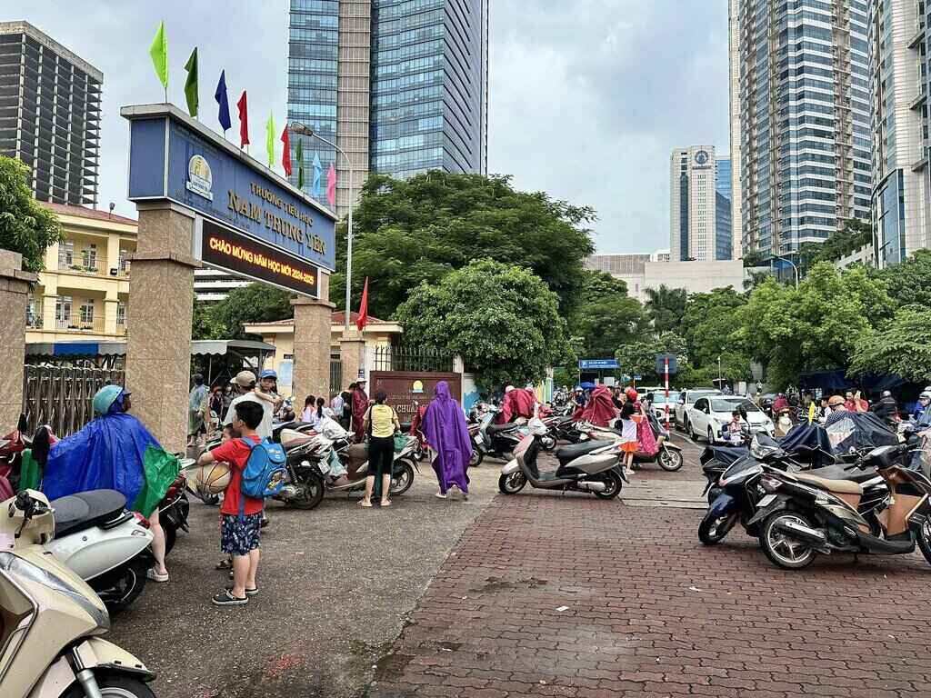 At 4pm on September 6, many parents were present at the gate of Nam Trung Yen Primary School (Cau Giay, Hanoi) to pick up their children early due to the storm. Photo: Tuan Anh