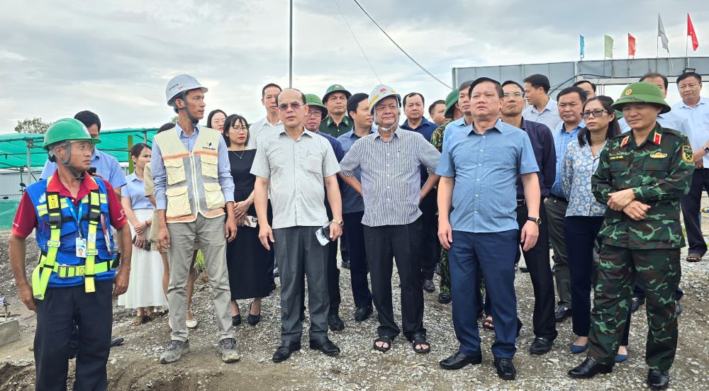 Bộ trưởng NN&PTNT Lê Minh Hoan kiểm tra công trường thi công xây dựng dự án nhà máy Goodway Việt Nam trong Khu công nghiệp Liên Hà Thái (huyện Thái Thụy tỉnh Thái Bình). Ảnh: Nam Hồng 