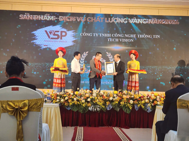 Mr. Phan Anh Tuan (middle), representative of VSP Company in the Northern region, received the title at the "Golden Star of Vietnamese Brand" Program in 2024.