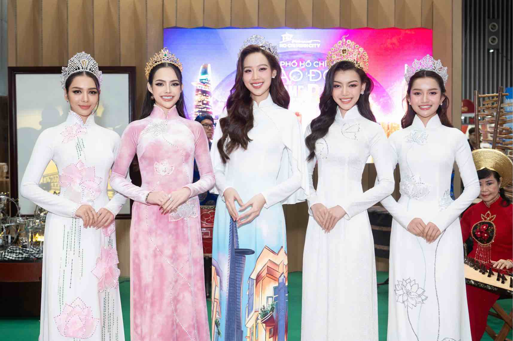 Miss Bao Ngoc with 4 Asian beauty queens. Photo: Producer