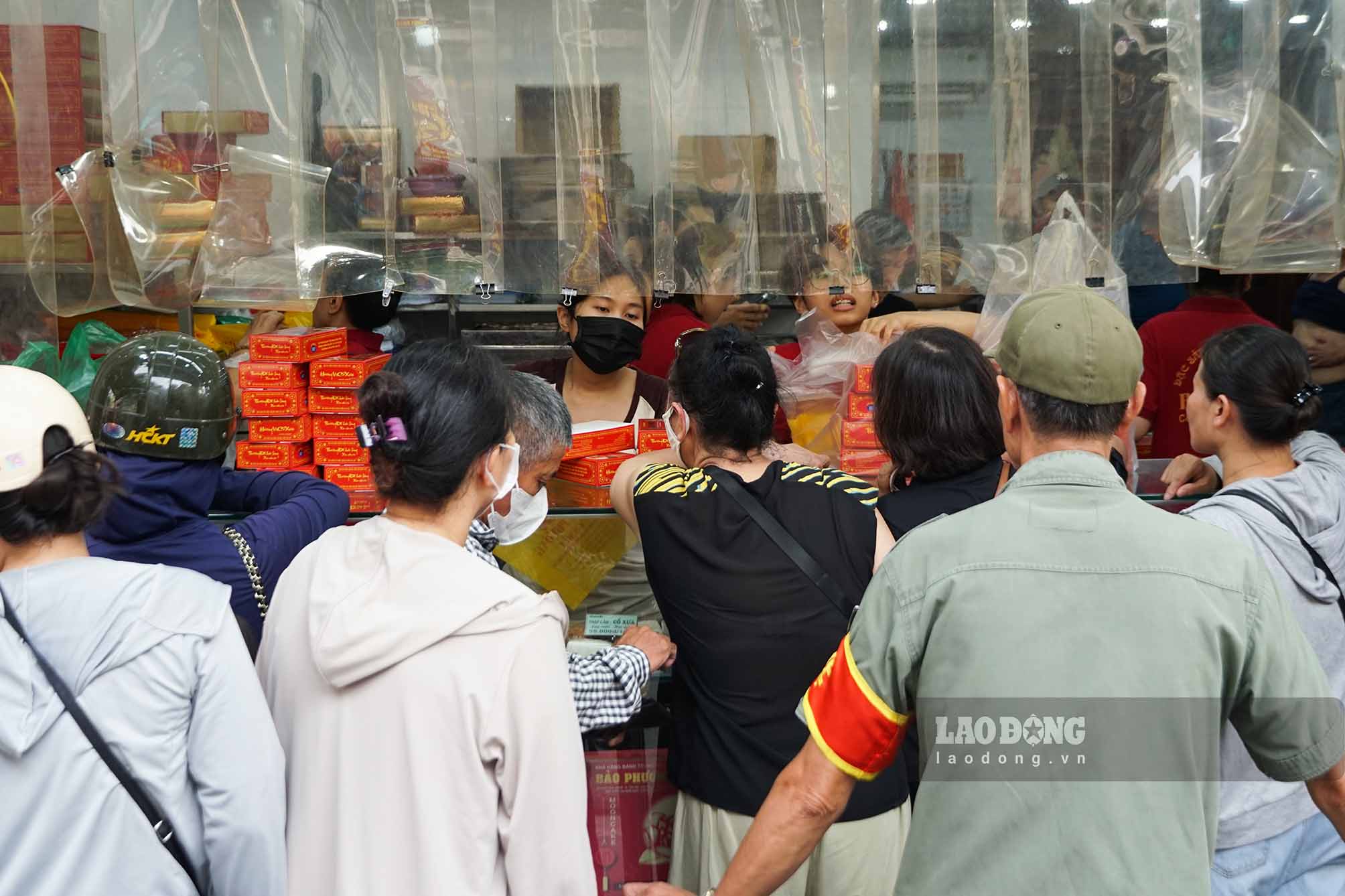 Cận rằm tháng 8, tấp nập người xếp hàng mua bánh trung thu.