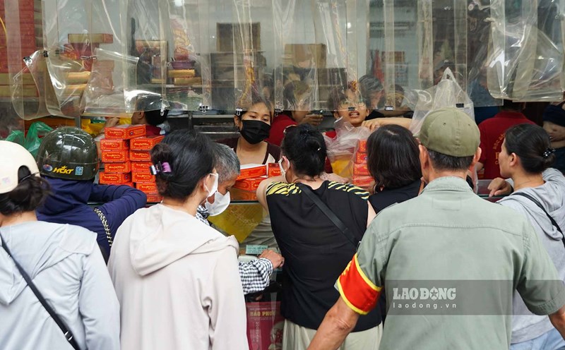Cận rằm tháng 8, tấp nập người xếp hàng mua bánh trung thu.