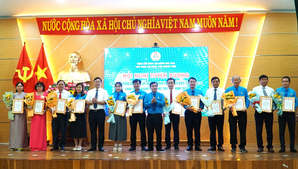 Lãnh đạo tỉnh Quảng Nam và Công đoàn tỉnh khen thưởng cho những cán bộ công đoàn, nghiệp đoàn và công nhân tiêu biểu của tỉnh 2024. Ảnh: Hoàng Bin
