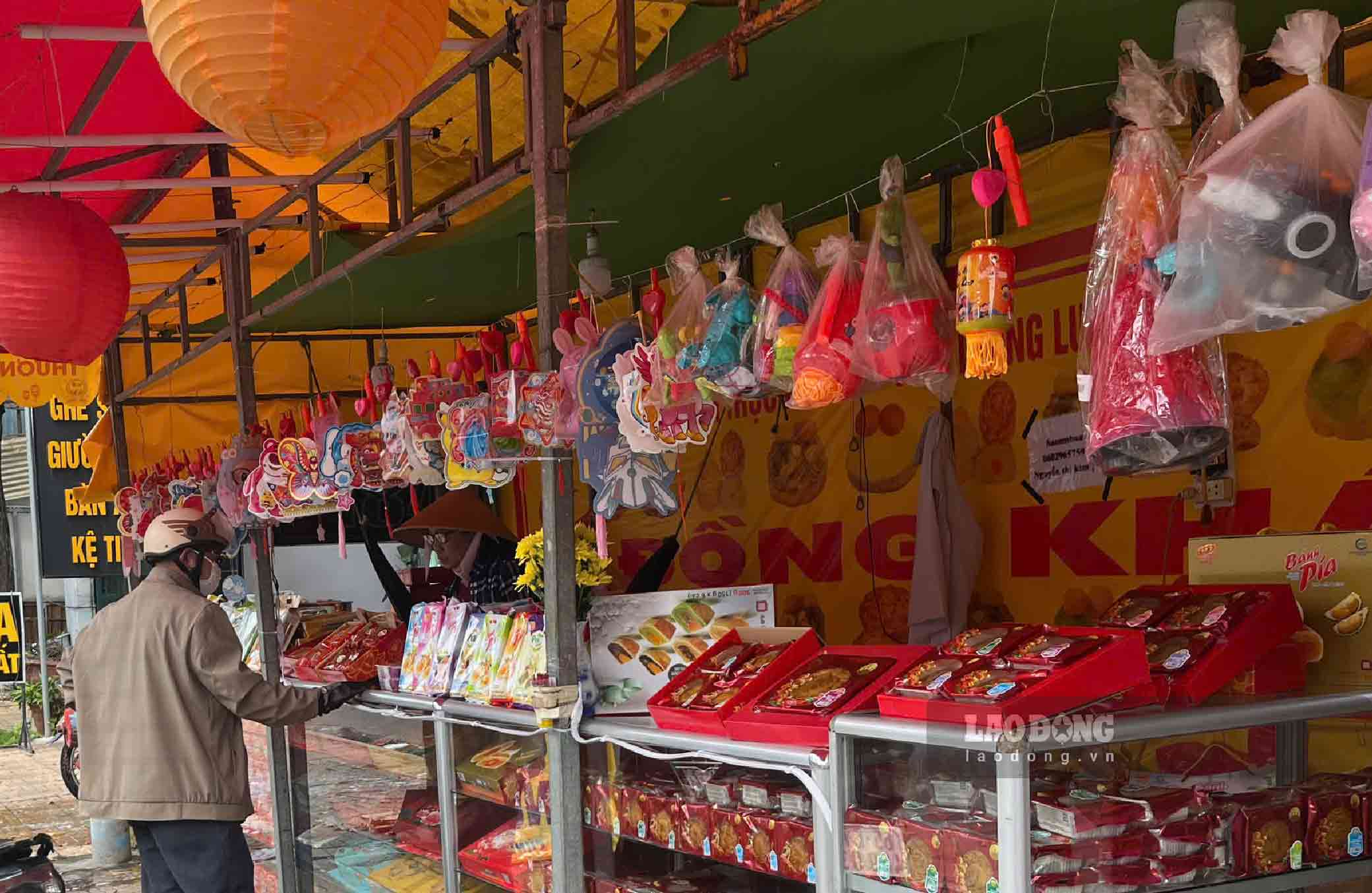 Besides traditional products, Labubu lanterns are also on display. Photo: Bich Ngoc