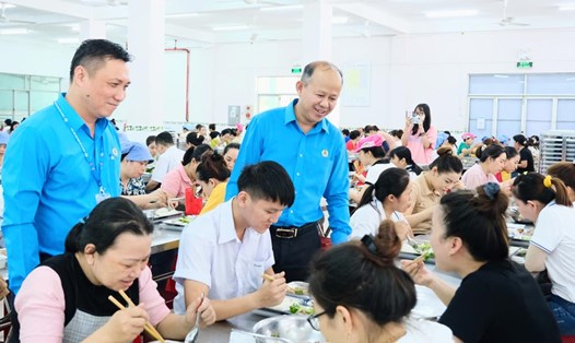 Bữa cơm Công đoàn ở Công ty CP Dệt may 29/3 - Đà Nẵng. Ảnh: Tường Minh