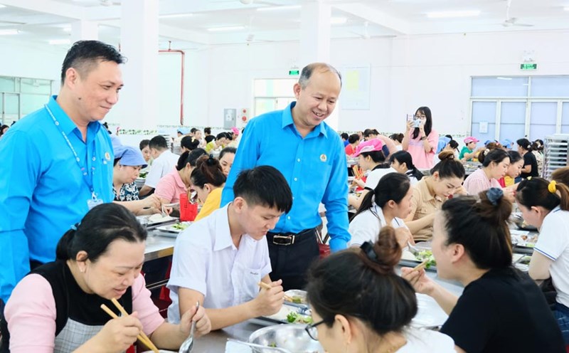 Bữa cơm Công đoàn ở Công ty CP Dệt may 29/3 - Đà Nẵng. Ảnh: Tường Minh