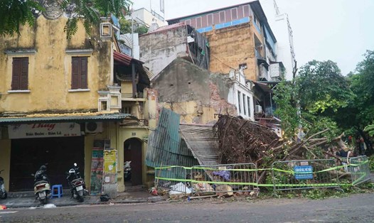 Hiện trường vụ đổ tường ngôi nhà cổ trên phố Hàng Cá (Hoàn Kiếm, Hà Nội). Ảnh: Phi Hùng