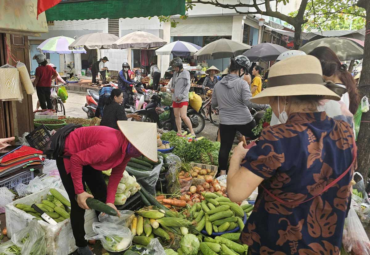 Green vegetables in markets in Quang Ninh are also bought more by people than usual. Photo: Doan Hung