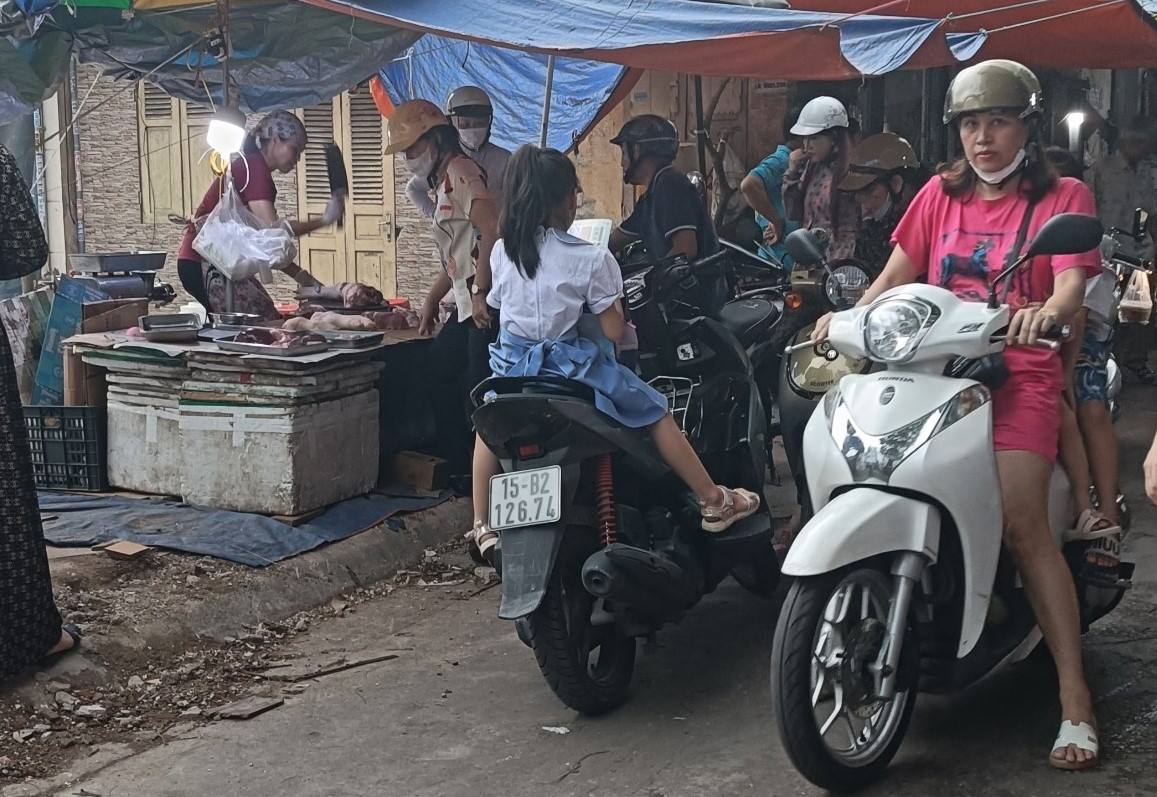 Dong Quoc Binh market pork stall crowded with customers on the afternoon of September 6. Photo: Mai Dung