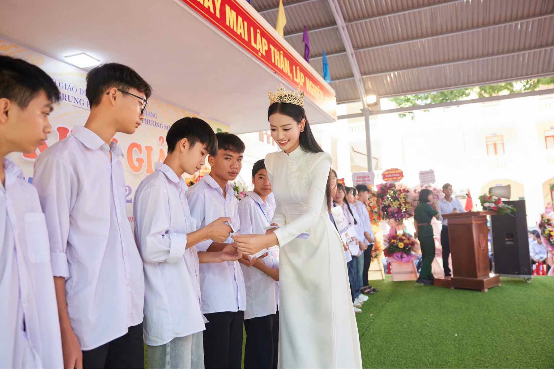 Á hậu Bùi Khánh Linh trao học bổng cho học sinh khó khăn. Ảnh: NVCC