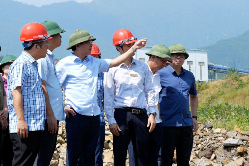 Đoàn công tác của Bí thư Tỉnh ủy Lào Cai kiểm tra, đôn đốc công tác phòng chống bão tại huyện Bát Xát. Ảnh: Viết Vinh