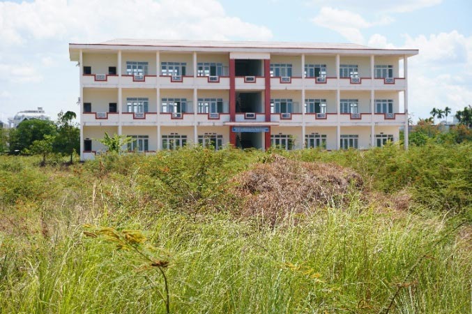 Trường Trung cấp Kinh tế - Công nghệ Dung Quất nợ lương, BHXH hơn 1,6 tỉ đồng. Hiện trường này đang bị bỏ hoang. Ảnh: Viên Nguyễn