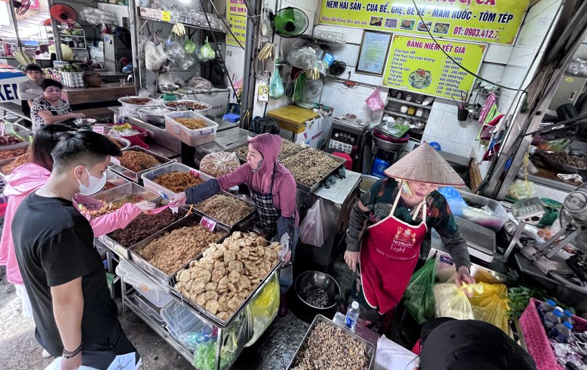 Tourists love to go to Ha Long 1 market.