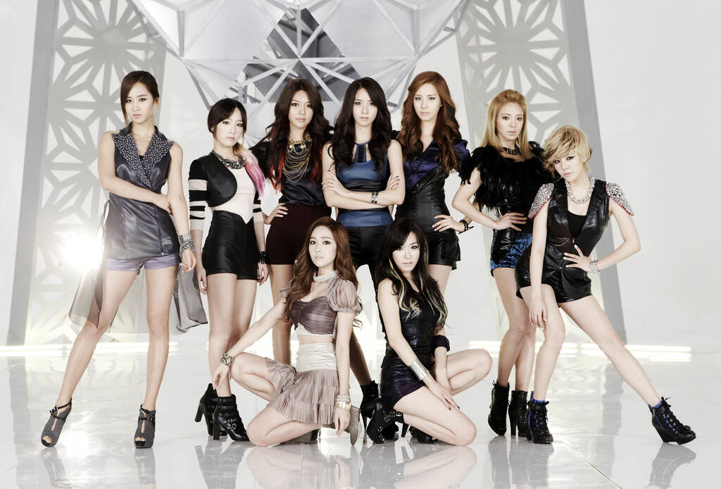 SNSD when they had 9 members. Photo: SM