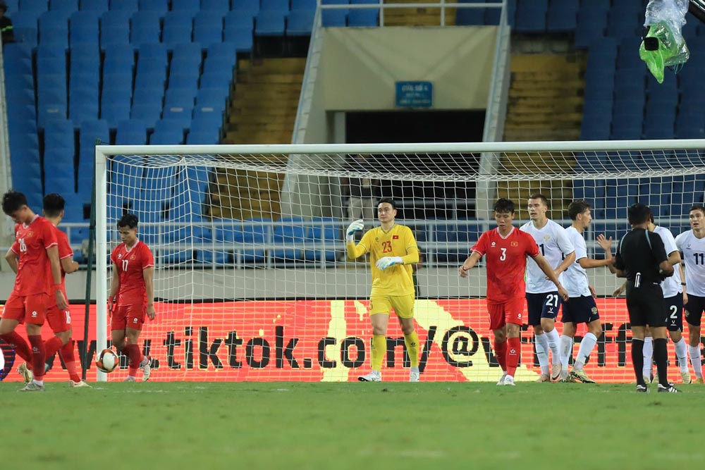 Các cầu thủ ở hàng thủ cũng có một phần trách nhiệm trong bàn thua. Ảnh: Minh Dân