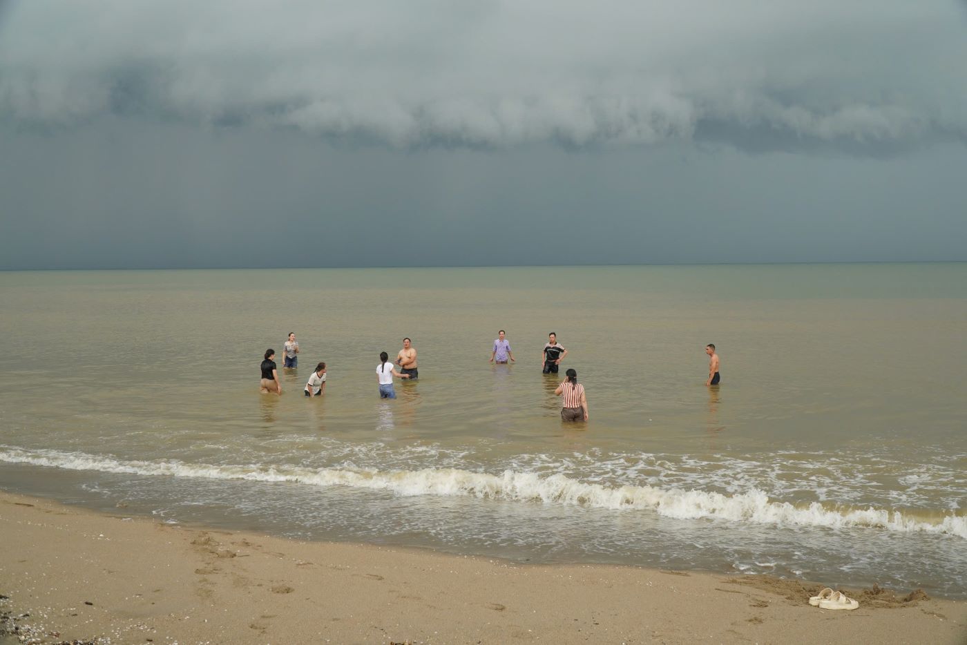 At this time, the sky was dark with clouds, about to rain heavily, but tourists still took the opportunity to cool off and have fun on the beach. Photo: Quach Du