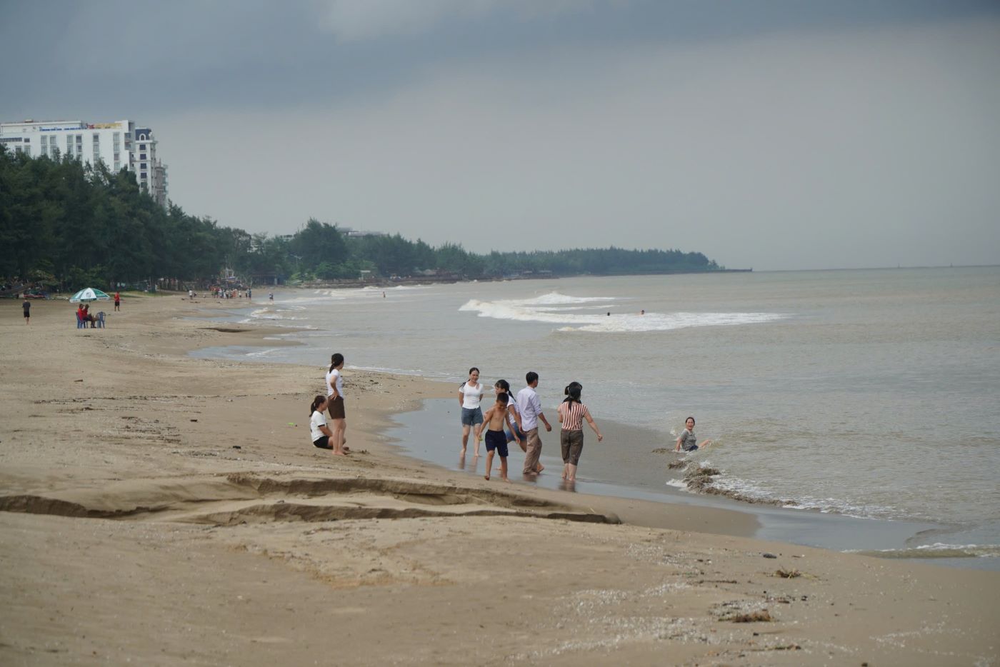 According to some tourists, because they had previously scheduled and booked a vacation in Sam Son, unfortunately they went on the days of the storm. Therefore, many people took the opportunity to enjoy the sea air and check-in. Photo: Quach Du