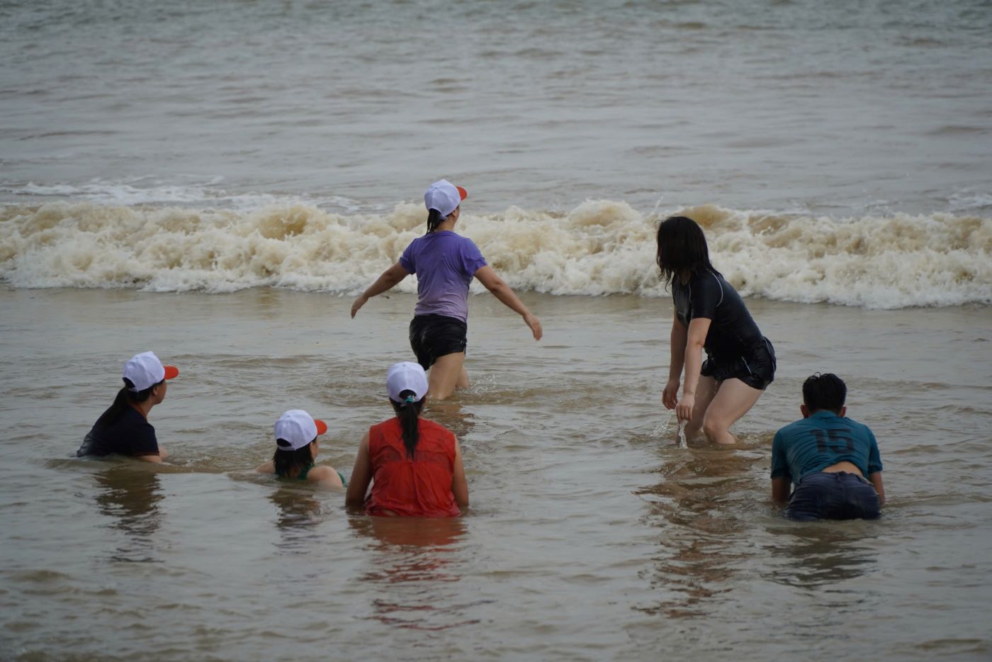 Many tourists seemed to enjoy swimming in the sea. Photo: Quach Du