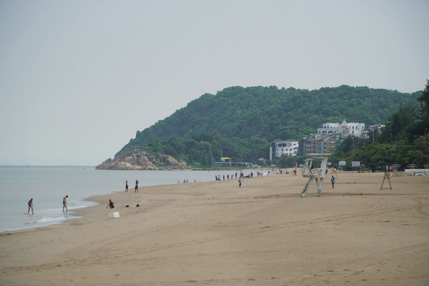 According to records, on the afternoon of September 6 (from about 4pm to 5pm), despite the unfavorable weather and before the storm hit, many tourists still happily swam at Sam Son beach. Photo: Quach Du