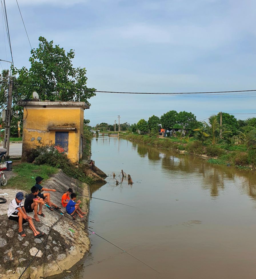 The peaceful Mang He River is associated with the childhood of many children.