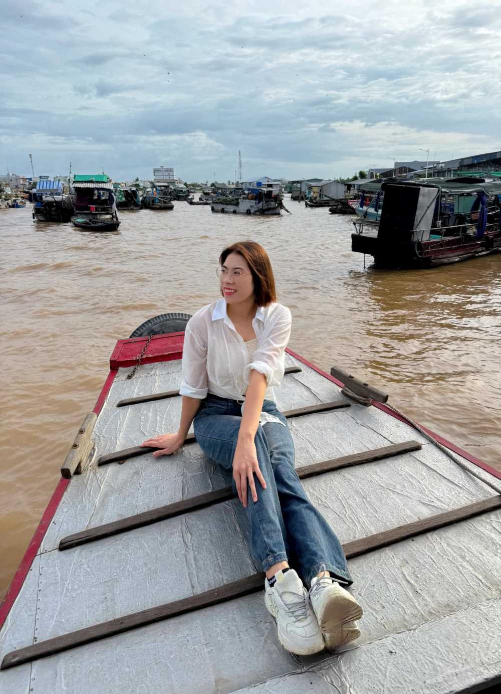 Lam Oanh shares about her trip to Cai Rang floating market. Photo: FBNV