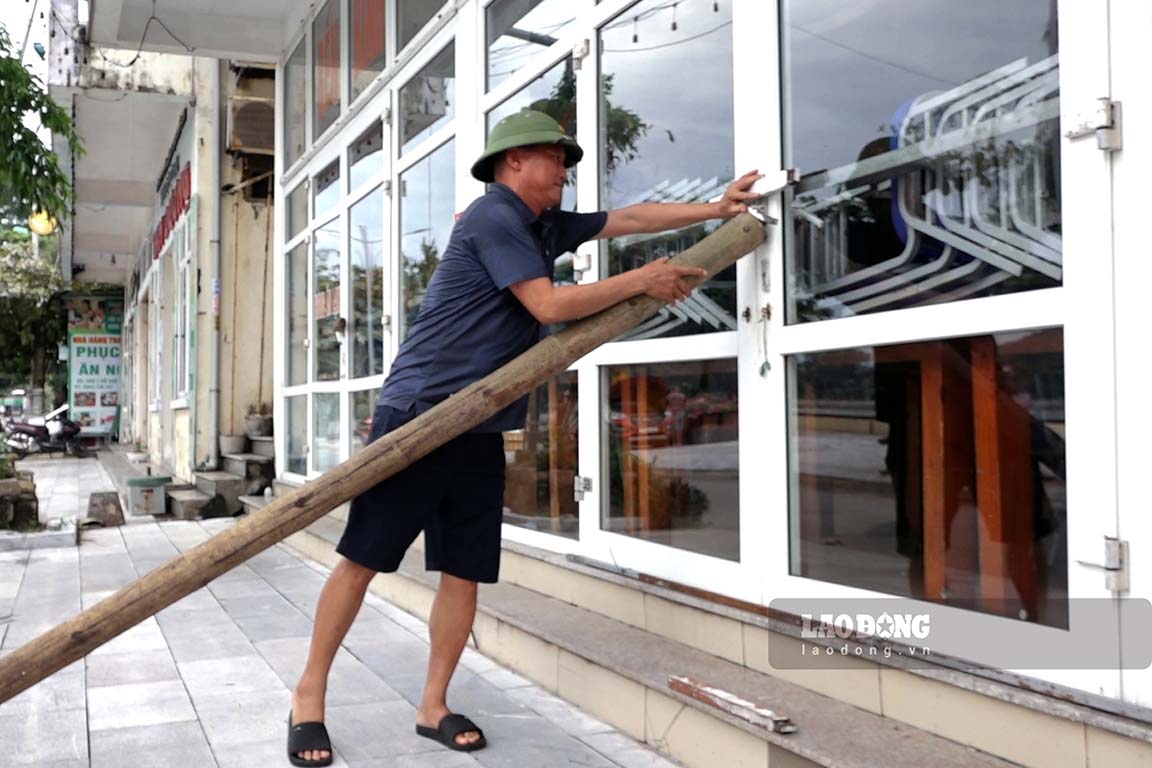 People in Do Son district urgently braced and reinforced glass and wooden doors of coastal businesses to avoid damage when the storm hit.