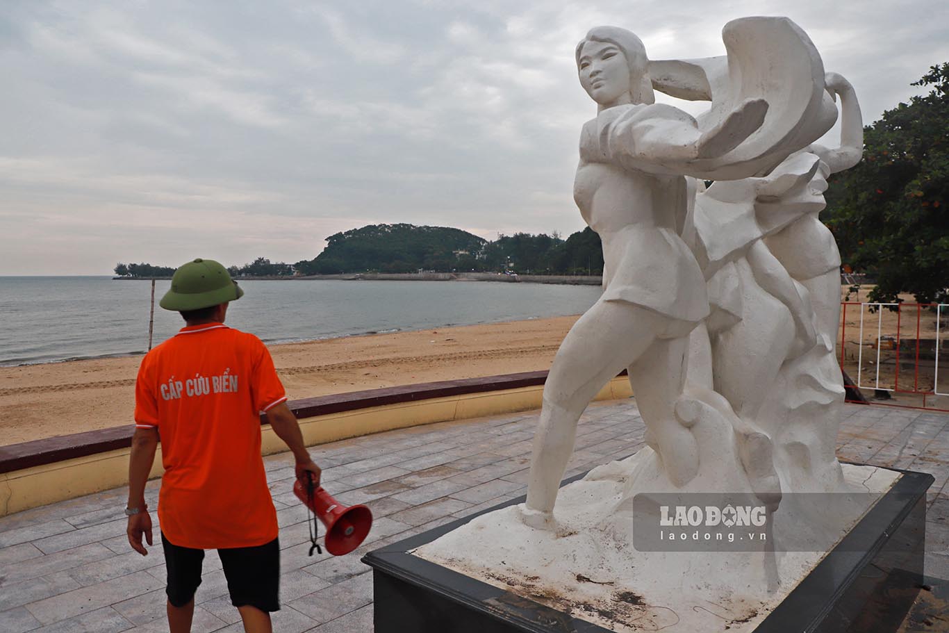 On the afternoon of September 6, Lao Dong newspaper reporters recorded that in the Do Son beach area (Hai Phong), tourists were banned from going down to the beach to play, swim... Rescue forces were always on duty to remind tourists.