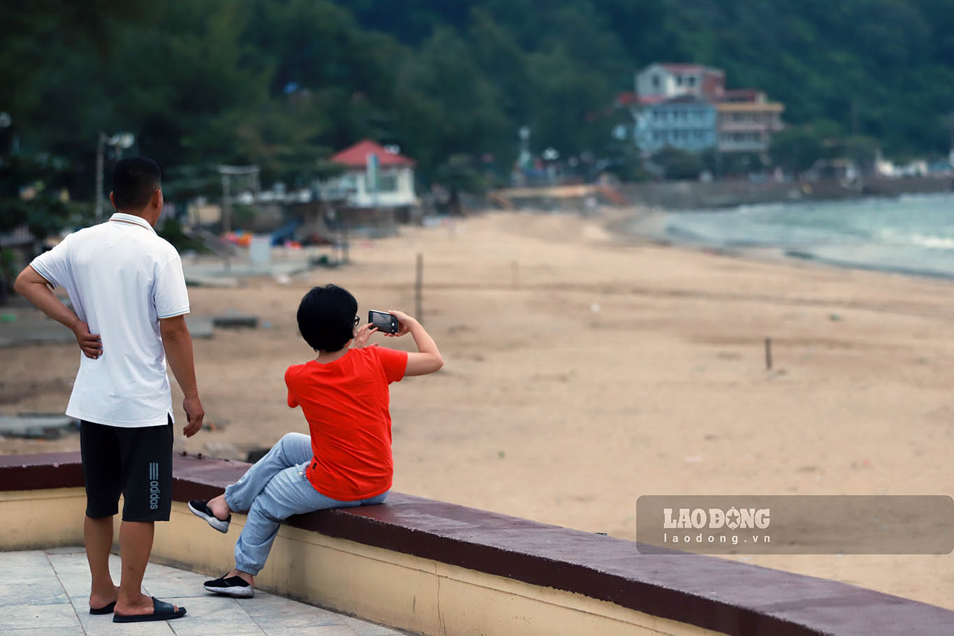 Only a few tourists and locals stood on the shore taking pictures.