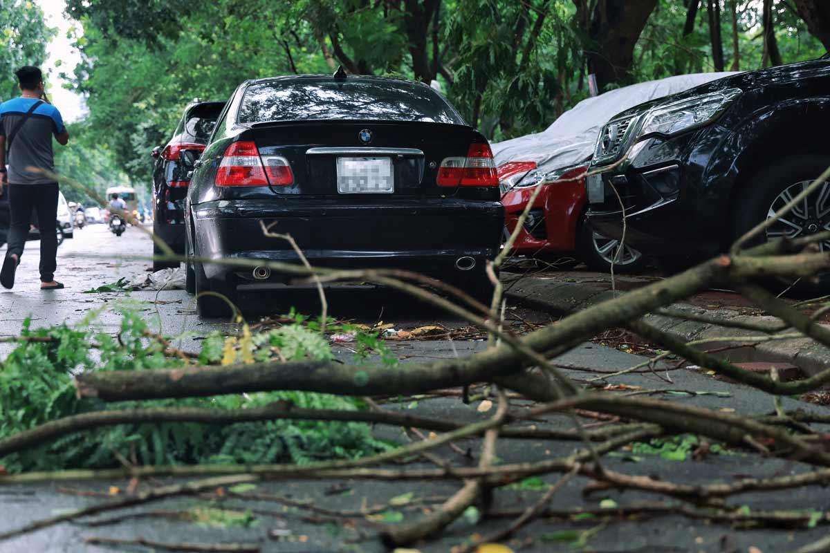 Not only is it dangerous for road users, currently, on the streets of Hanoi there are many cars parked on the sidewalk, which also poses many risks for vehicle owners.