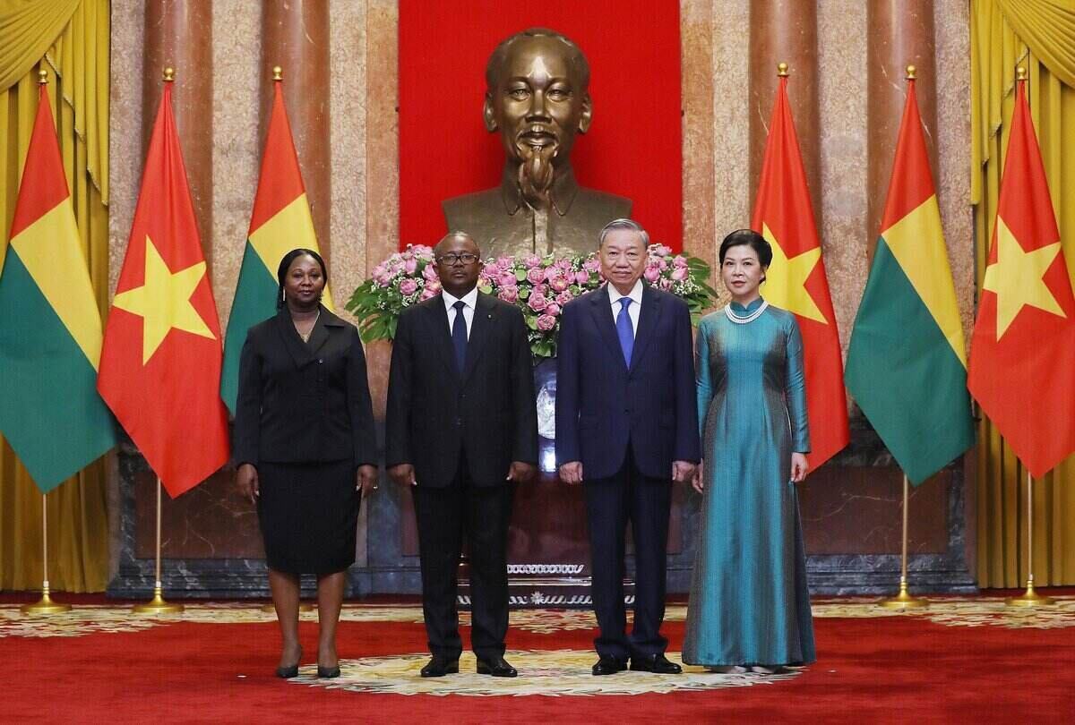 Tổng Bí thư, Chủ tịch nước Tô Lâm và Phu nhân cùng Tổng thống Guinea-Bissau Umaro Sissoco Embaló và Phu nhân chụp ảnh chung. Ảnh: TTXVN