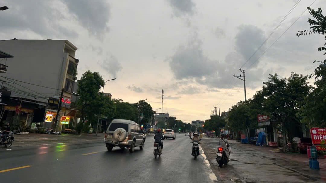 On the afternoon of September 6, thunderstorms and heavy rain began to occur in districts such as Luong Son, Kim Boi, Lac Thuy, and Yen Thuy. Photo: Van Anh