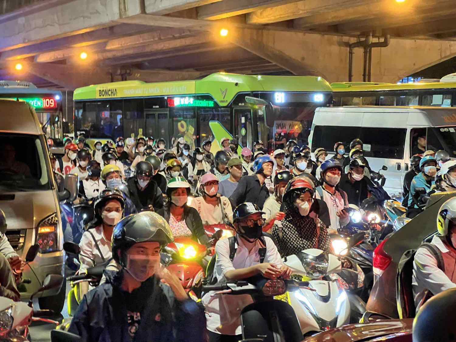 Ôtô, xe máy nối đuôi nhau trên đường Phạm Hùng. Ảnh: Cường Ngô