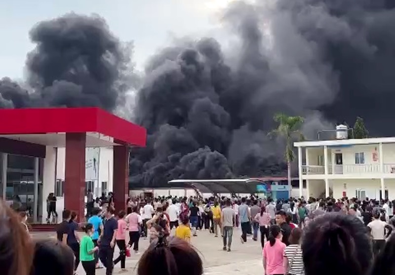 A big fire at the garage of a leather shoe company (in Tho Xuan district, Thanh Hoa). Photo: Cut from Clip.