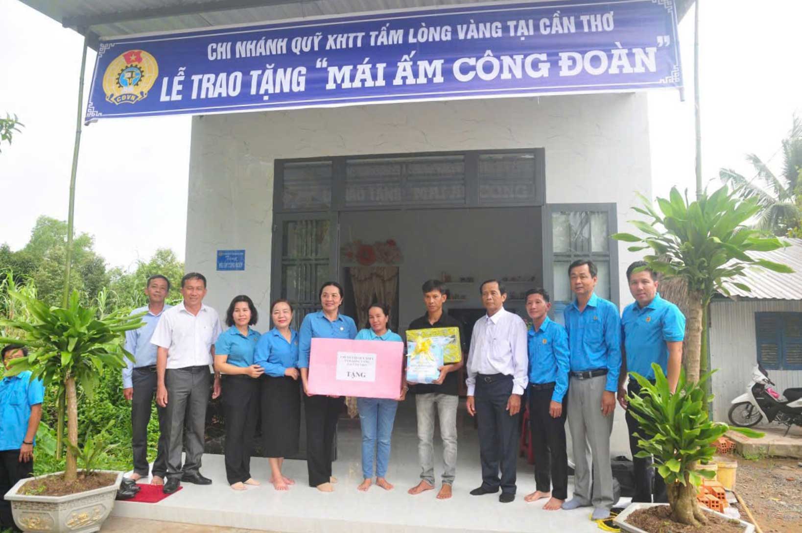 Ceremony of presenting the Trade Union Shelter to union member Anh Nguyet. Photo: Provided by the unit