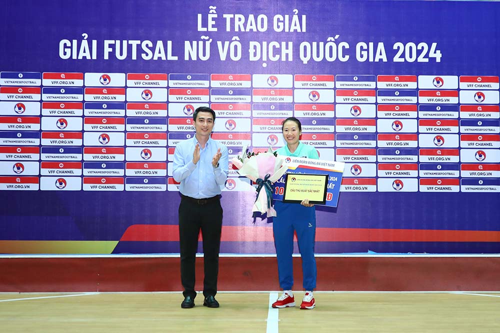 Trinh Nguyen Thanh Hang (Thai Son Nam HCMC) won the award for best player. Photo: VFF