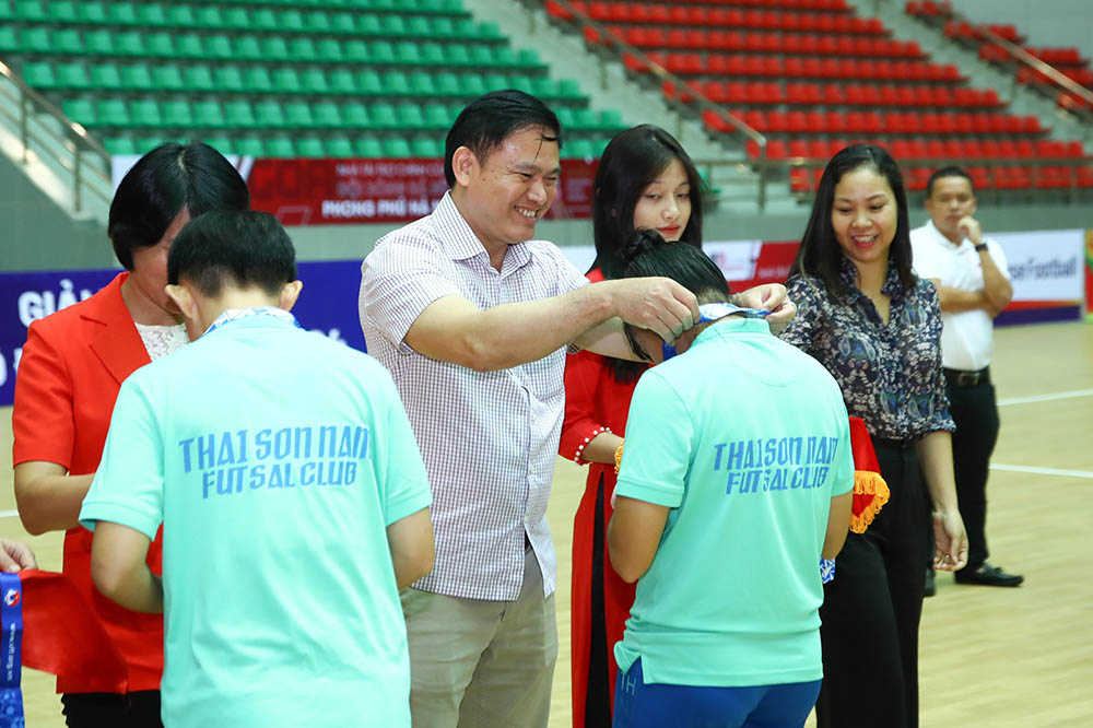 Phó Chủ tịch Liên đoàn bóng đá Việt Nam (VFF) - ông Trần Anh Tú trao huy chương cho đội vô địch. Ảnh: VFF