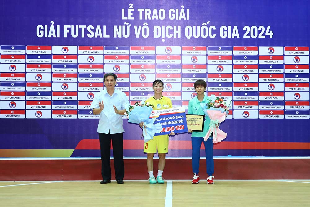 Tran Thi Thuy Trang (yellow shirt, HCMC) and Le Thi Thanh Ngan (Thai Son Nam HCMC) both won the top scorer title. Photo: VFF