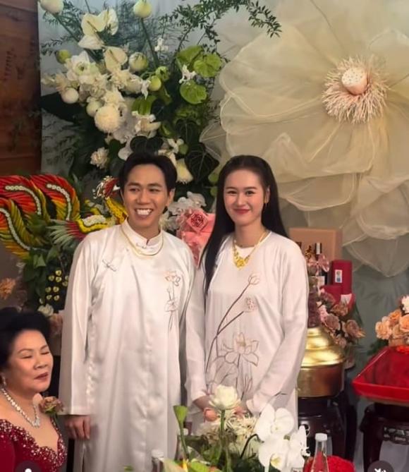 Anh Duc and Anh Pham were radiant on their engagement day. Photo: Facebook characters