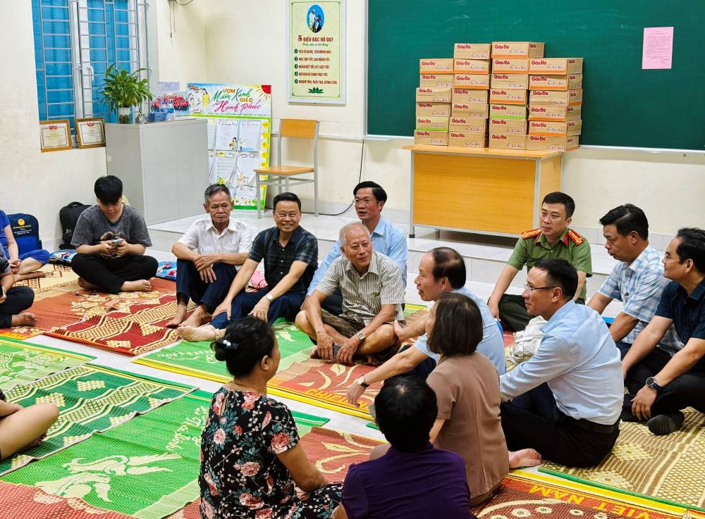 Bí thư Thành ủy Hải Phòng thăm ngưòi dân khu chung cư Vạn Mỹ, đang tạm lánh tại trường THCS Quang Trung, quận Ngô Quyền. 