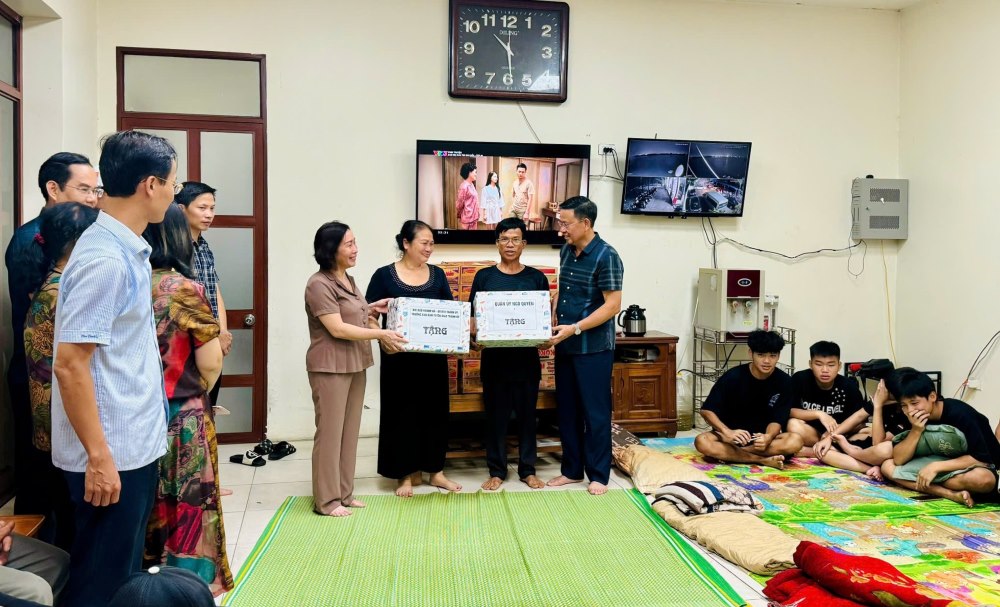 Lãnh đạo Ban Tuyên giáo Thành ủy Hải Phòng và quận Ngô Quyền tặng quà nhân dân khu vực làng chài Máy Chai đang đi tạm lánh.